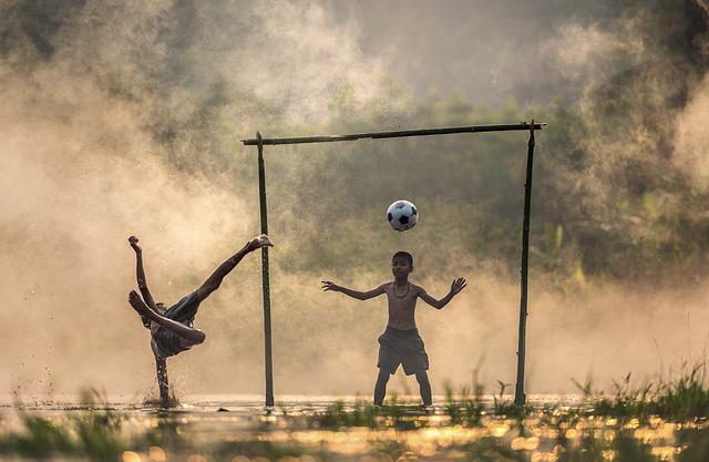 děti hrají fotbal